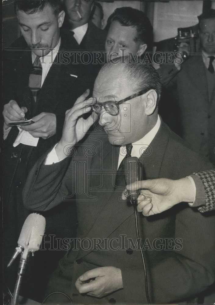 Press Photo Conference De Presse De Guy Mullet - Mr. Guy Mollet a Donne - Historic Images