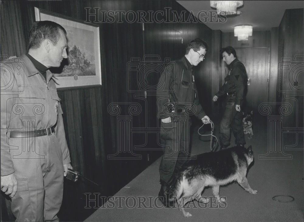 1991 Press Photo Police & dogs check a hotel for U.S. Sec State J Baker visit - Historic Images