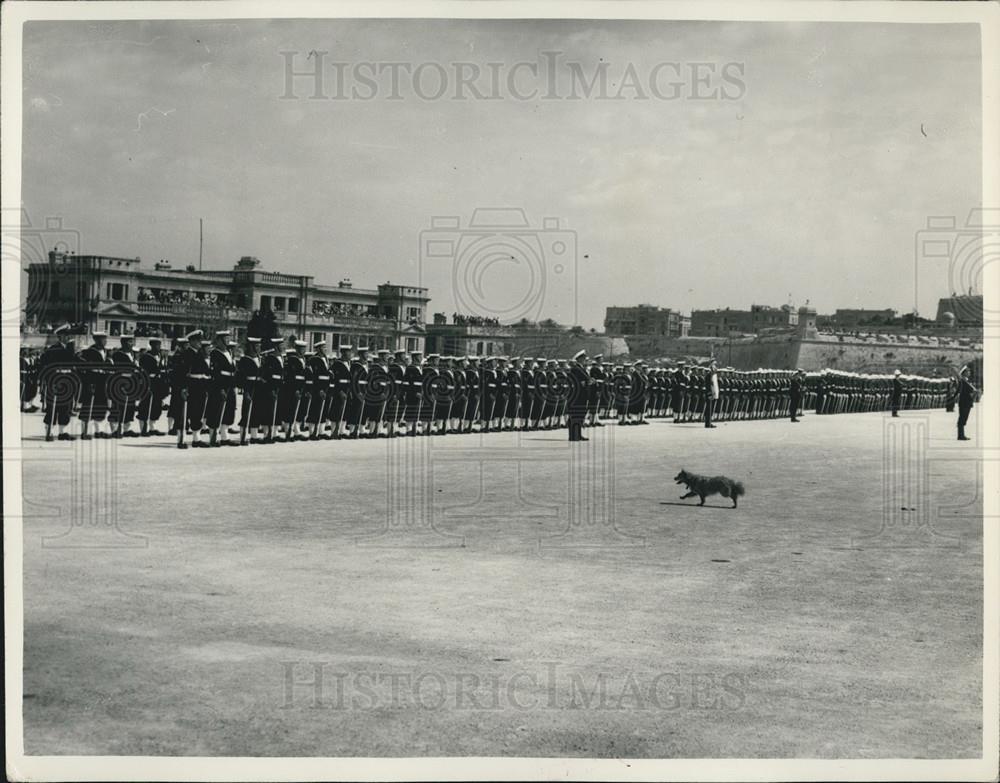 1954 Press Photo Princess Charles and princess Anne watch services parade - Historic Images