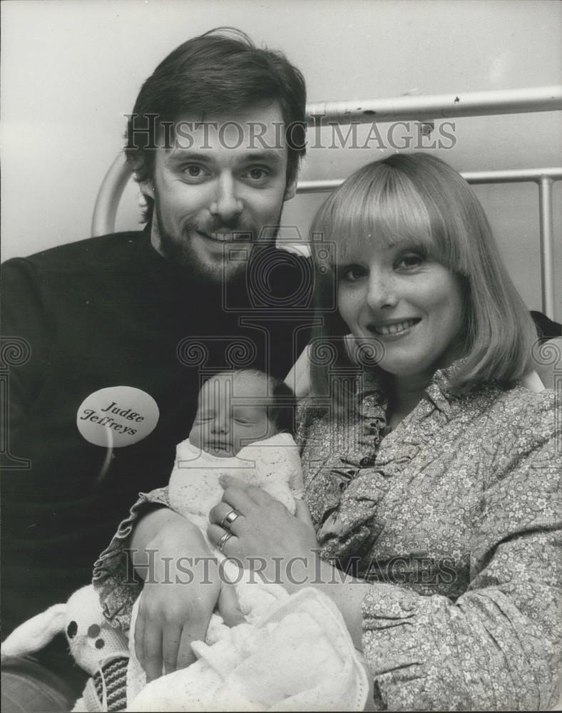 1976 Press Photo Actor Simon Williams,wife and baby daughter - Historic Images