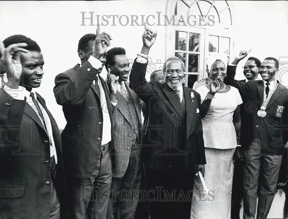 1968 Press Photo Olympic Gold medalists pose for a picture - Historic Images