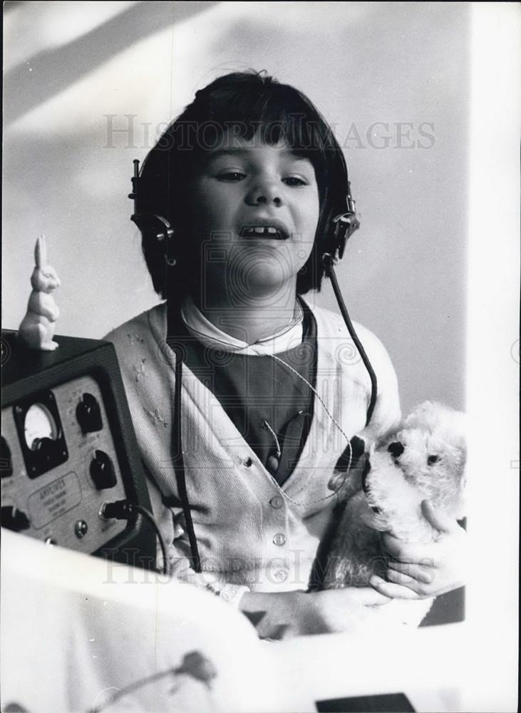 Press Photo Sharon Martin, 6 Listens to Teacher Speaks to her Over Headphones - Historic Images