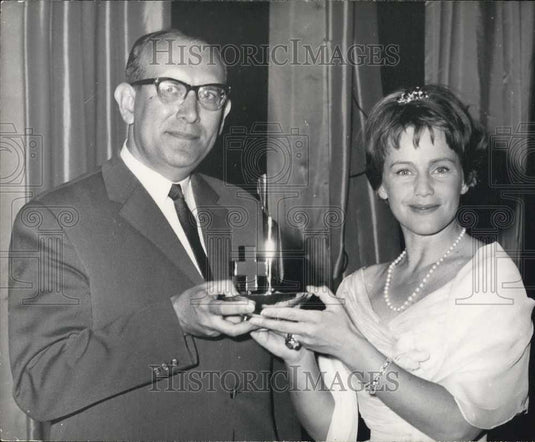 1963 Press Photo Maria Schell Presents Palme D'or To  Dr. Hinz - Historic Images