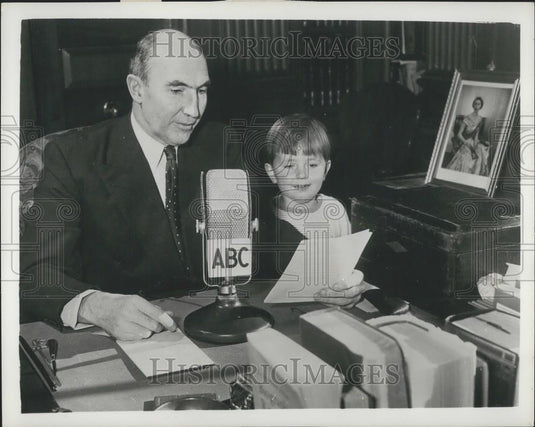 1955 Press Photo Sir Rogers Makins younger son Dwight broadcast A.B.C. program - Historic Images