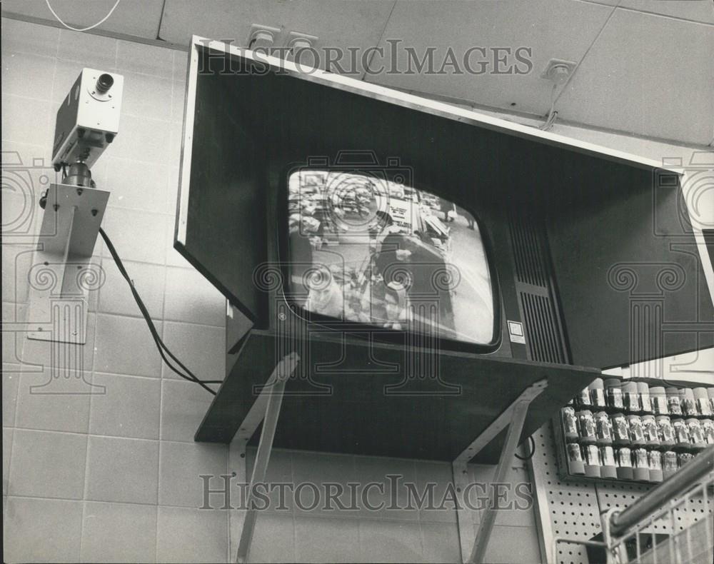 1967 Press Photo T.V. Commercials in Supermarket Tesco - Historic Images