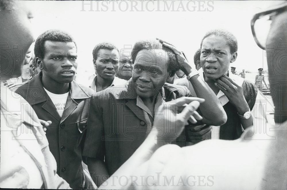 Press Photo Dr.Milton Obote, President of Uganda being greeted by Uganda people - Historic Images