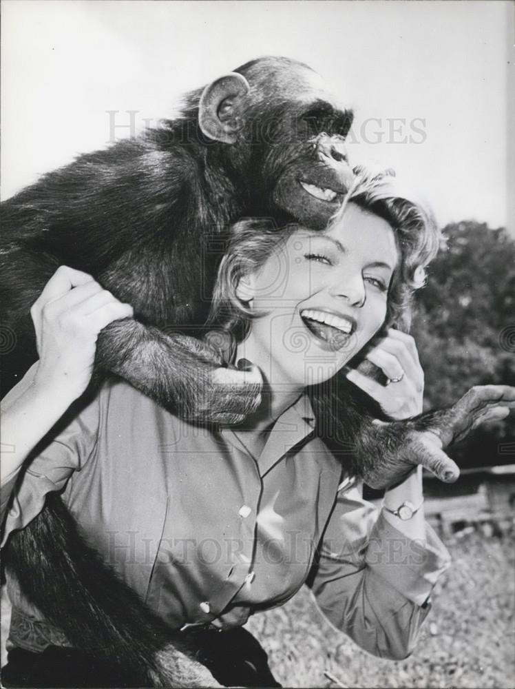 Press Photo German Film Star Erika Beer in Africa - Historic Images