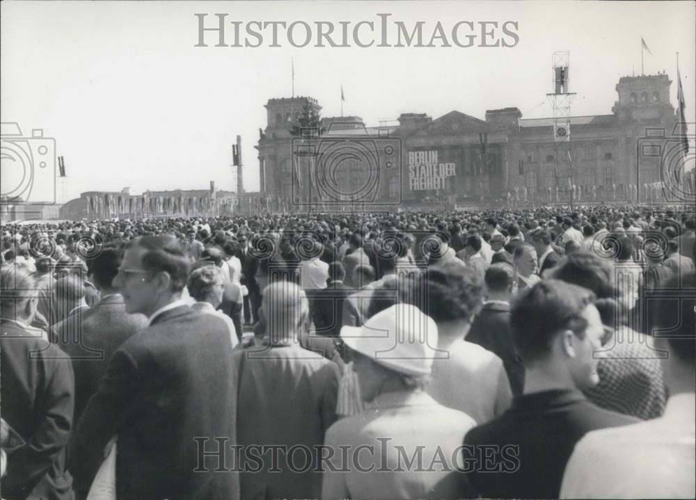 Press Photo West Berliners Demonstrate For Freedom Place Republic Reichstag - Historic Images