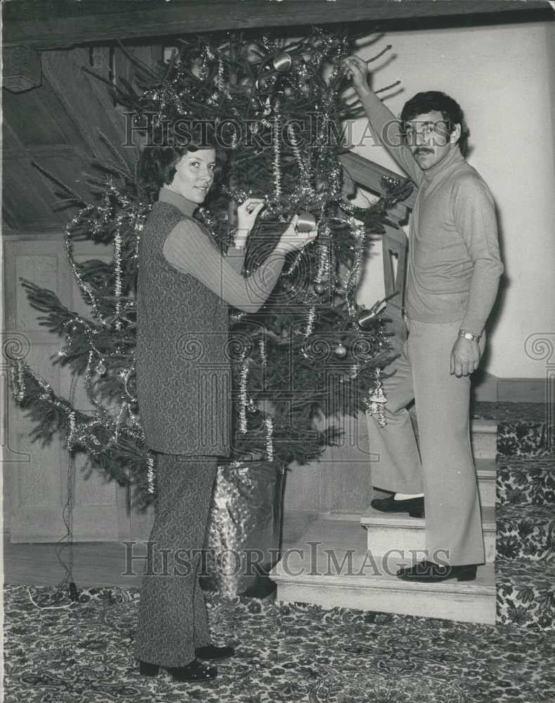 1972 Press Photo Tony Jacklin Wife Vivienne Christmas Tree - Historic Images