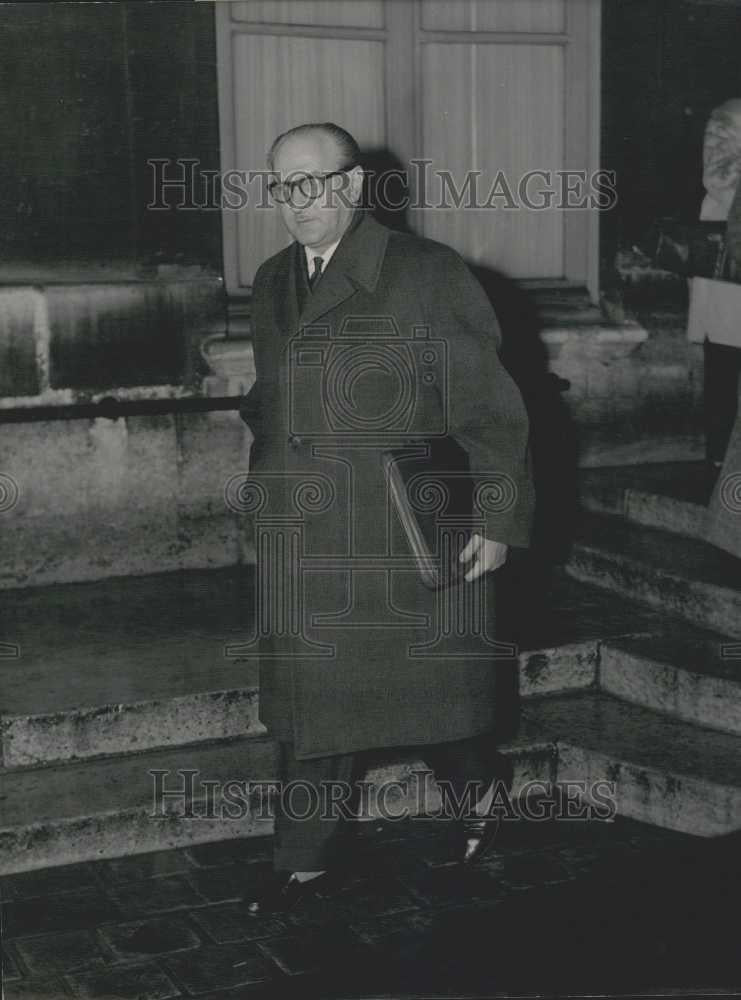 Press Photo Guy Mollet State Minister Leaving Hotel Matignon - Historic Images