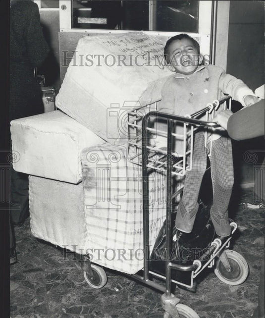 1968 Press Photo Asian Immigrants To Britain, London Airport - Historic Images
