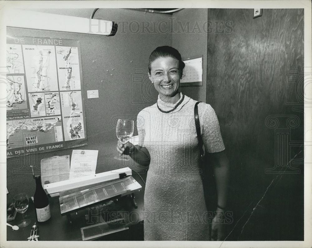 Press Photo Woman With Glass Of Wine - Historic Images