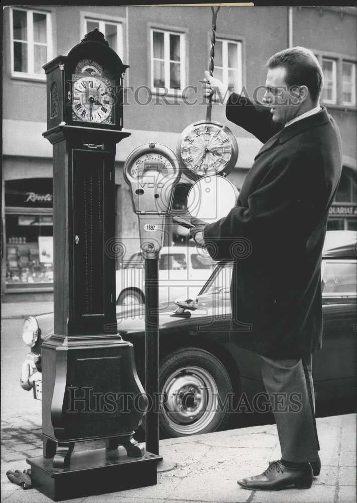 1965 Press Photo Trying to Control the time shown by a parkometre this Frankurt - Historic Images