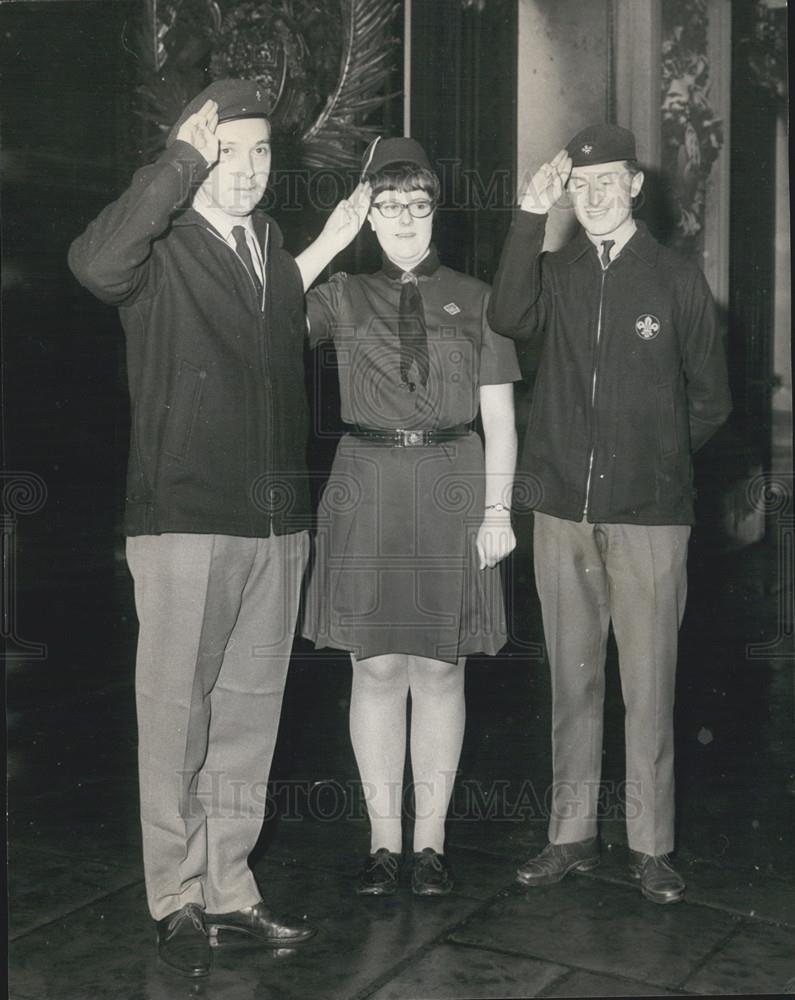 1968 Press Photo Leonard Clark, Judith Heden, David Barrett, Cub Scouts, England - Historic Images