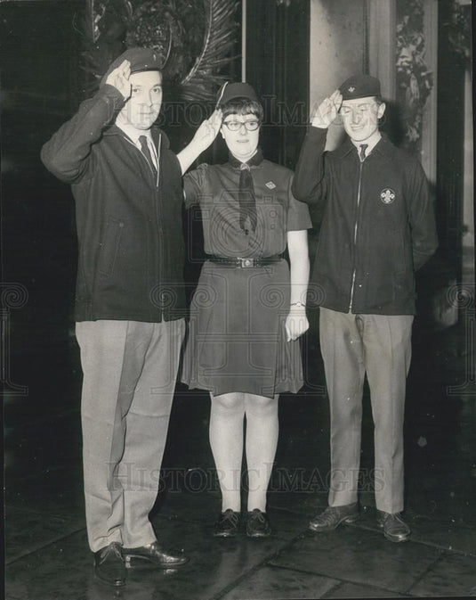 1968 Press Photo Leonard Clark, Judith Heden, David Barrett, Cub Scouts, England - Historic Images