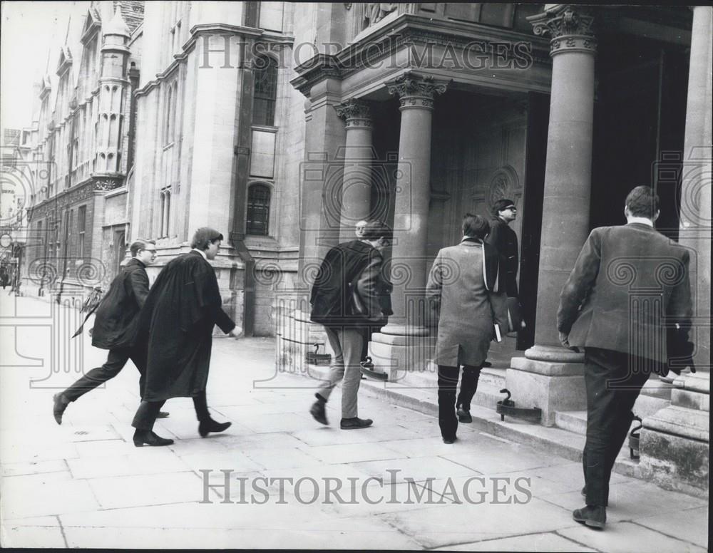 Press Photo Students Enter Oxford On First Lecture Day - Historic Images