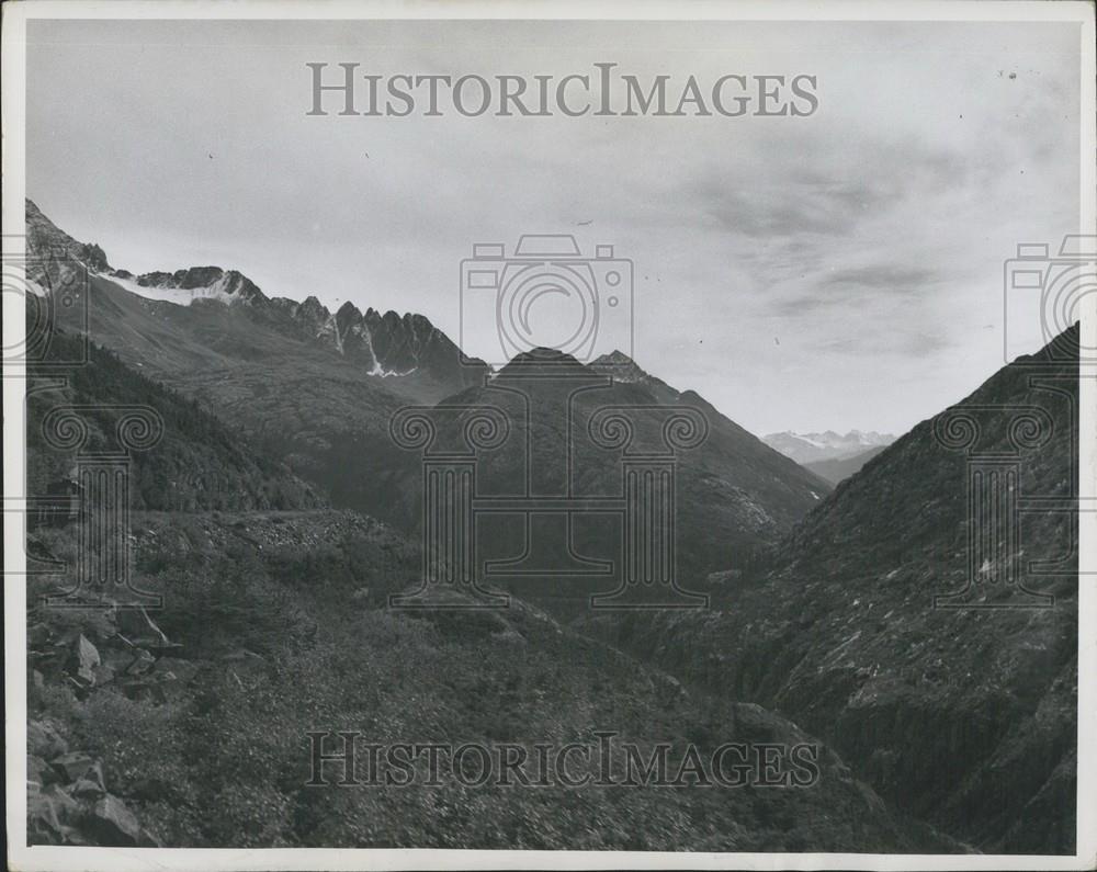 Press Photo Yukon District: Mountainous region near Skaway, Alaska - Historic Images