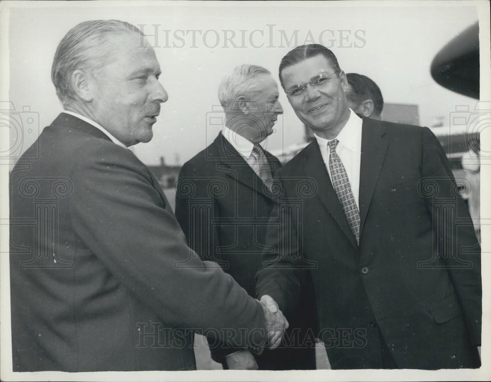 1961 Press Photo U.S. Defence Secretary arrives for talks with Defence Minister - Historic Images