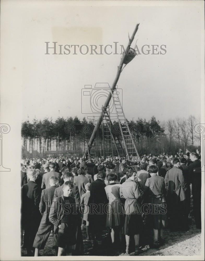 1953 Press Photo Tree Prepared Burning Easter Ceremony Holland Netherlands - Historic Images