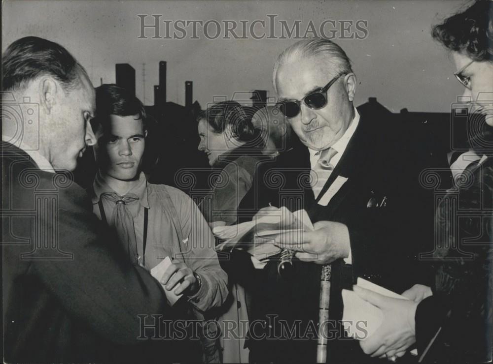 1956 Press Photo Giving autographs after divine service - Historic Images