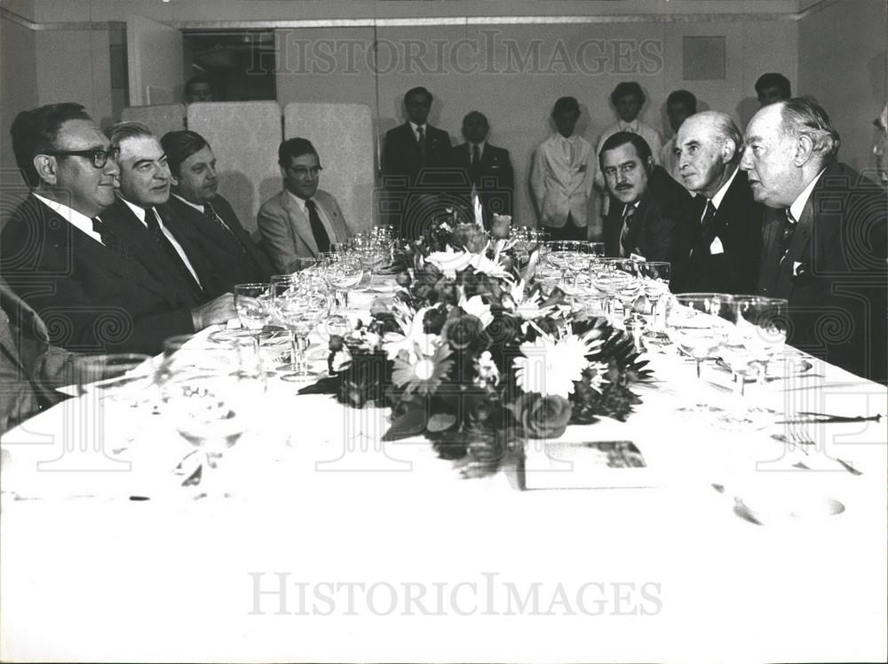 1976 Press Photo Political talks at the dinner table - Historic Images