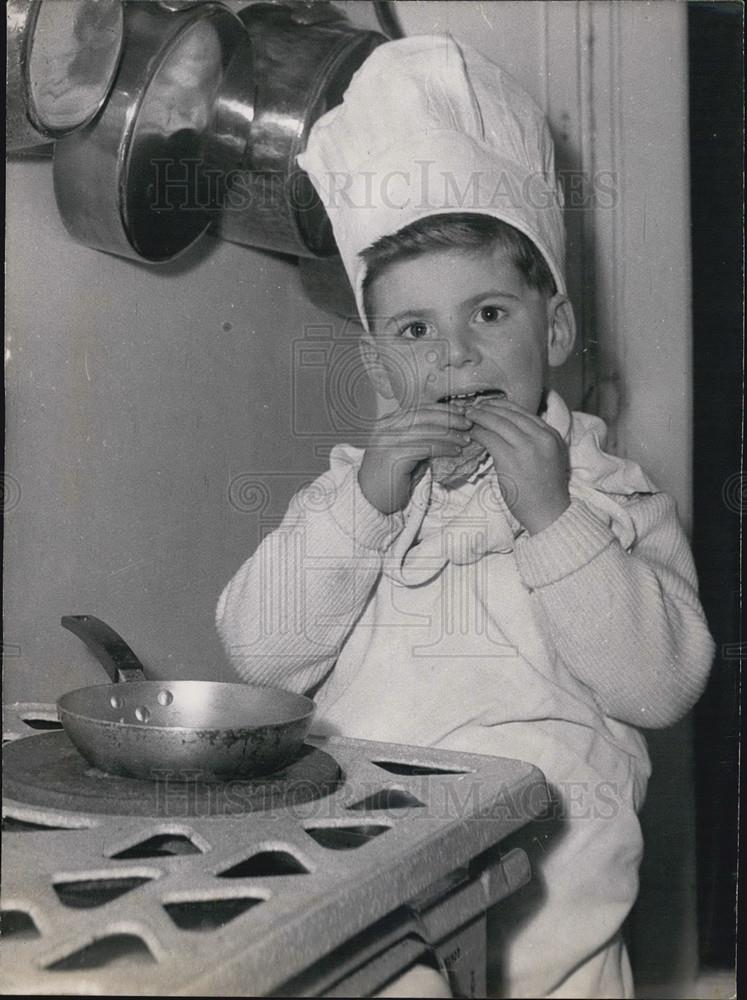 1954 Press Photo Boy Tries To Make Pancakes After WatchingMom Do It - Historic Images