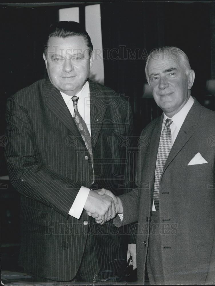 1969 Press Photo Herr Franz Josef Strauss And Mr. Stewart Shaking Hands - Historic Images