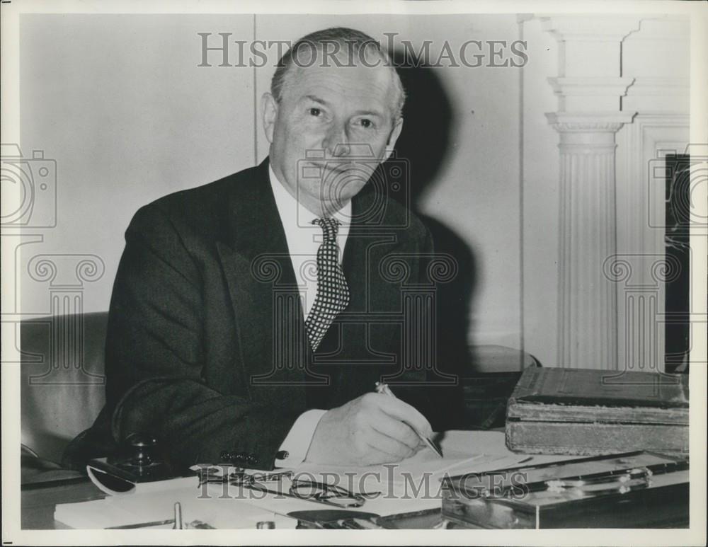 1961 Press Photo British Exchequer Chancellor Selwyn Lloyd In Treasury Office - Historic Images