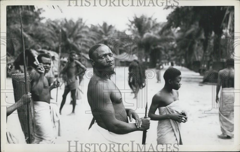 Press Photo M&#39;Beti Notunes Native African Hunter - Historic Images