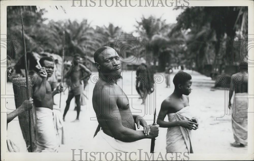 Press Photo M'Beti Notunes Native African Hunter - Historic Images