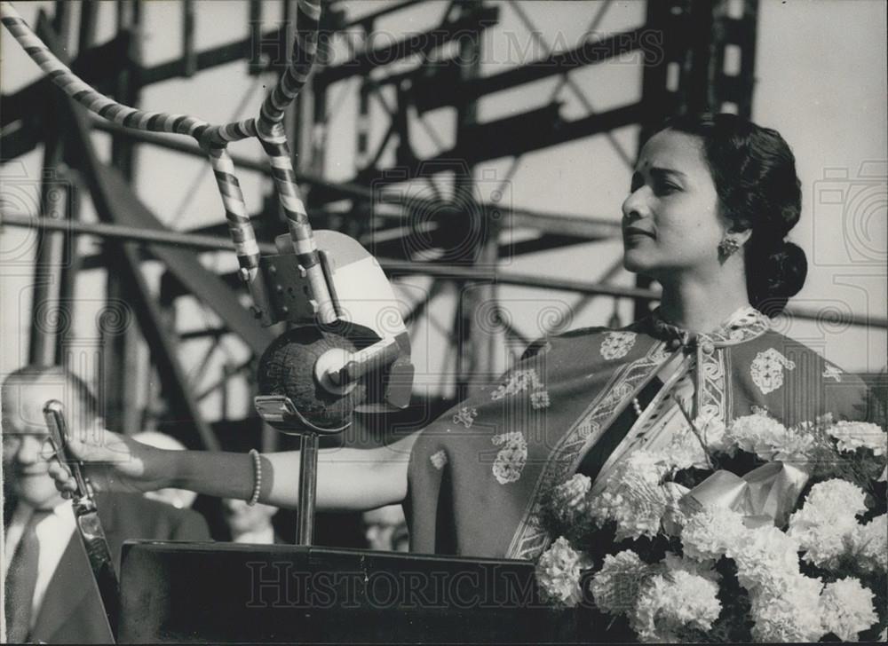 1958 Press Photo Usha Rajwade about to pull the lever which releases the coconut - Historic Images