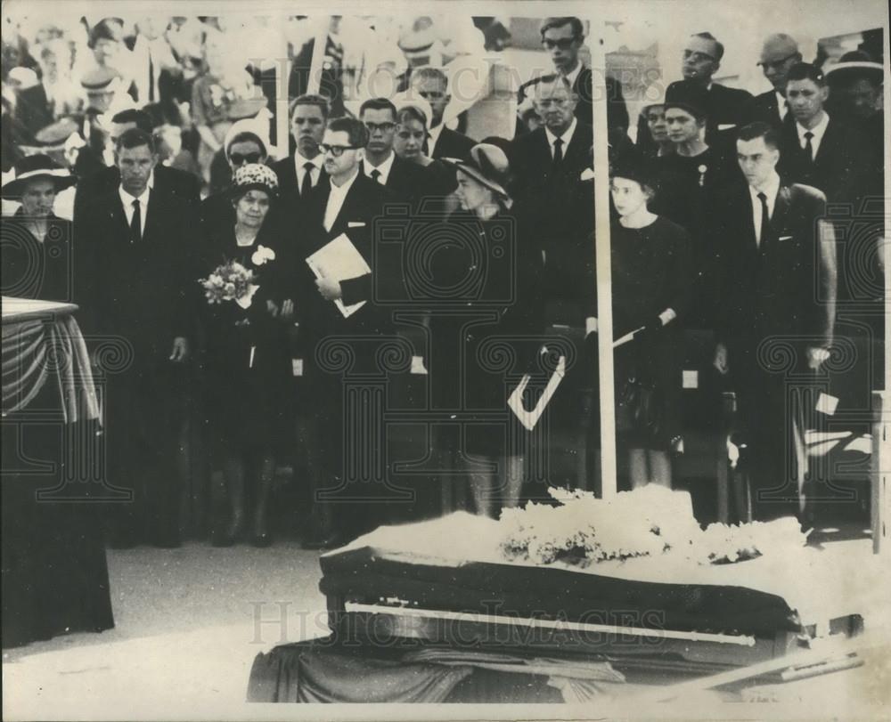 1965 Press Photo  Mrs. Vermonro and Family at Husband Hendrik Vermonro Graveside - Historic Images