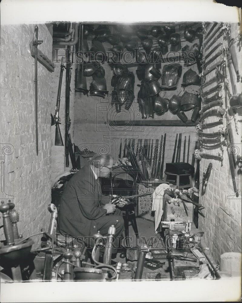 Press Photo Cyril Brashier Repairs Antiques For Royal Opera House In Armoury - Historic Images