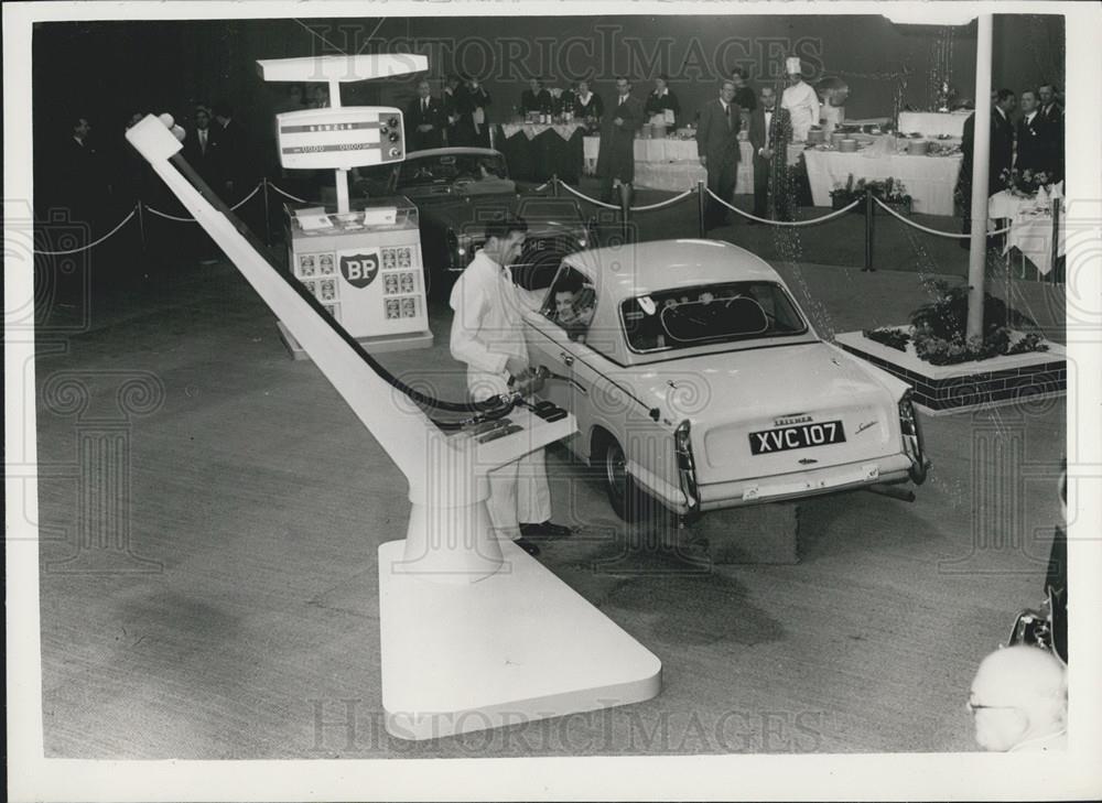 Press Photo &quot;Autovista&#39; new type of Automatic fuel dispenser by B.P. - Historic Images
