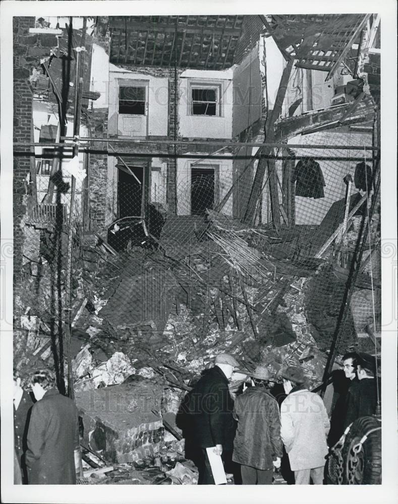 1973 Press Photo Lurgan, N. Ireland Car Bomb Damage To Police Station - Historic Images