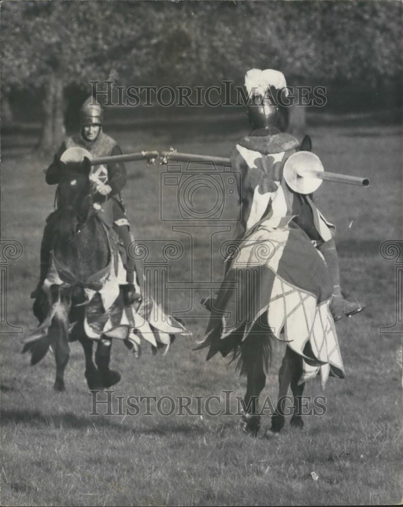 Press Photo Rehearsal Medieval Jousting Tournament Battle Hastings Celebration - Historic Images