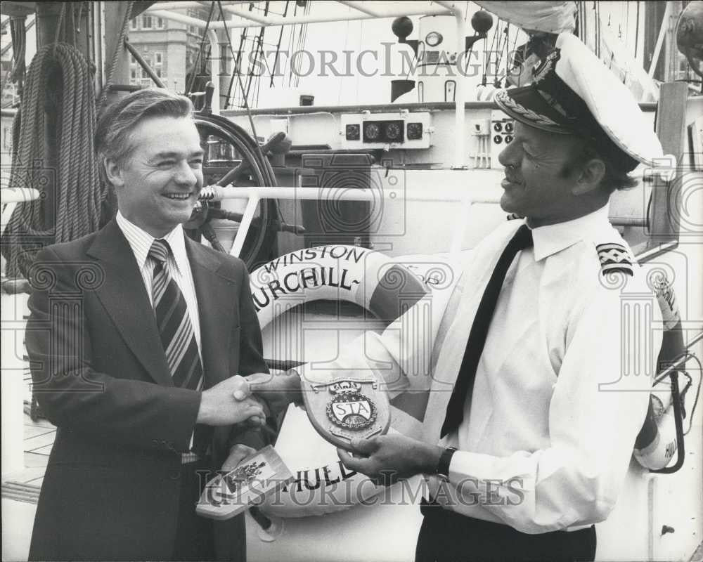 1978 Press Photo Chief Super George Fauilkner W.C. Bob Roe aboard the ship - Historic Images