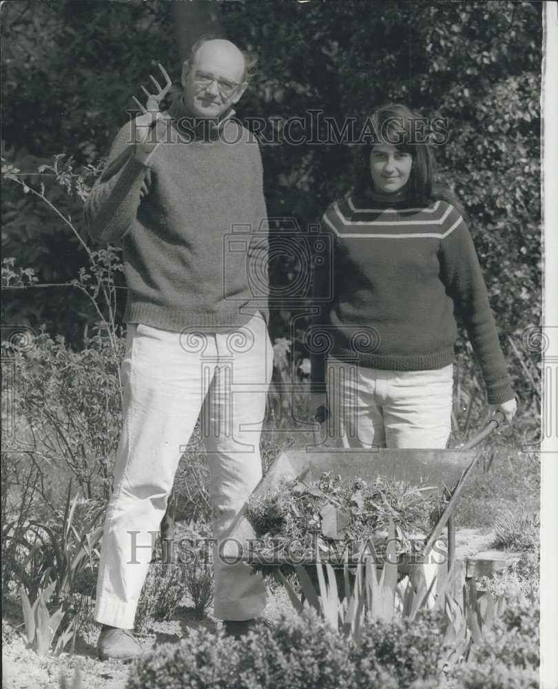 1971 Press Photo English census forms burned in protest - Historic Images