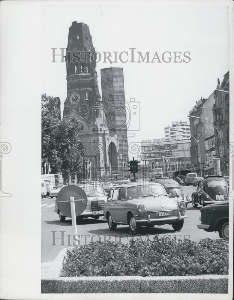 Press Photo West Berlin Kaiser Wilhelm Memorial Church Traffic Outside - Historic Images