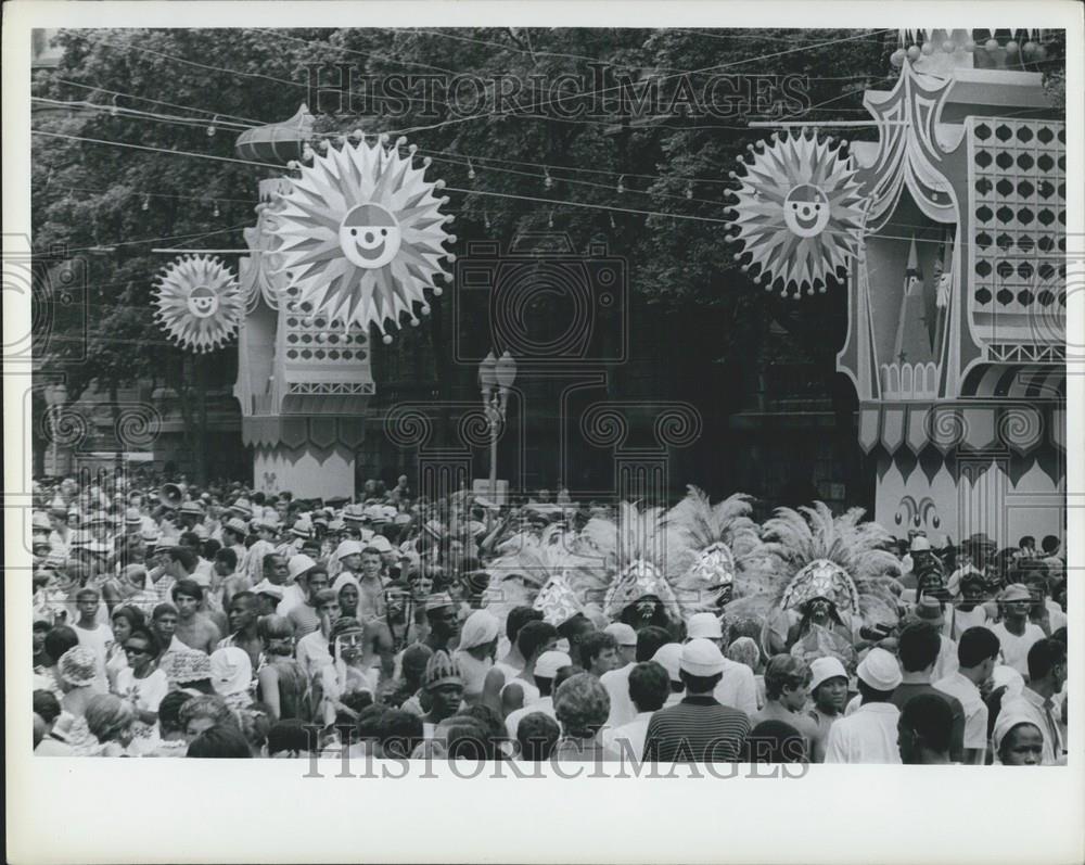 Press Photo Rio Carnival Parade Of Samba Schools Avenido - Historic Images