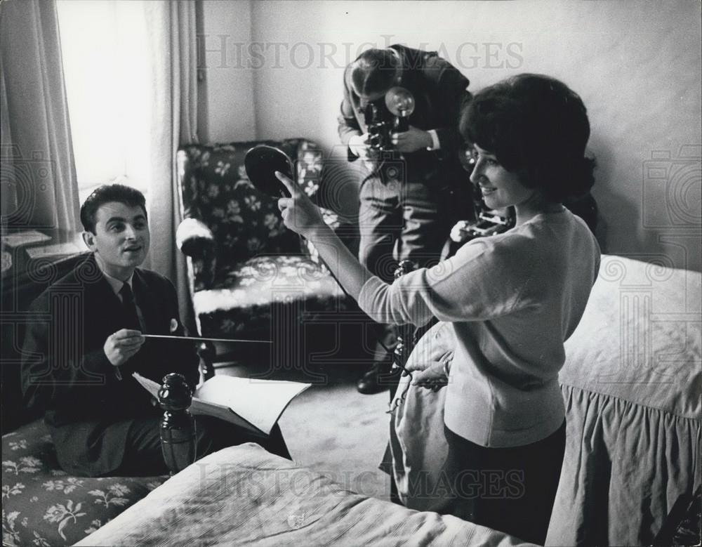 1961 Press Photo Robert Bronstein Sister Helene French Conductor Paris Doctor - Historic Images