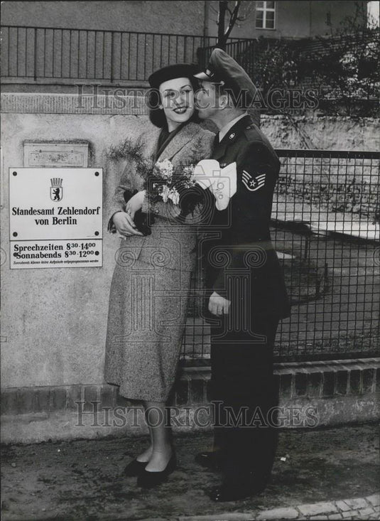 1954 Press Photo Mr & Mrs Fred Elkins in Germany - Historic Images