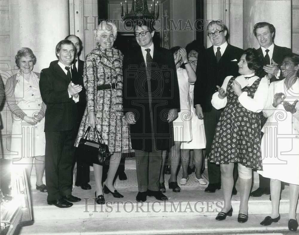 1976 Press Photo US Ambassador Elliot Richardson Leaves For Home - Historic Images