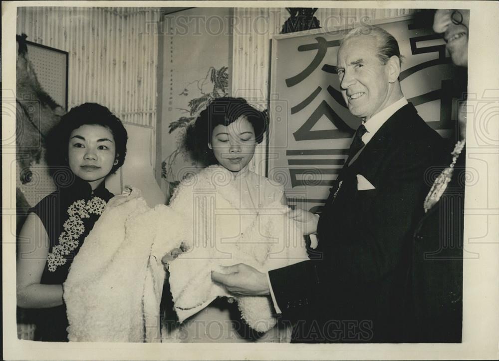 1955 Press Photo Lord Mayor London Howard At Beaver House With Furs - Historic Images