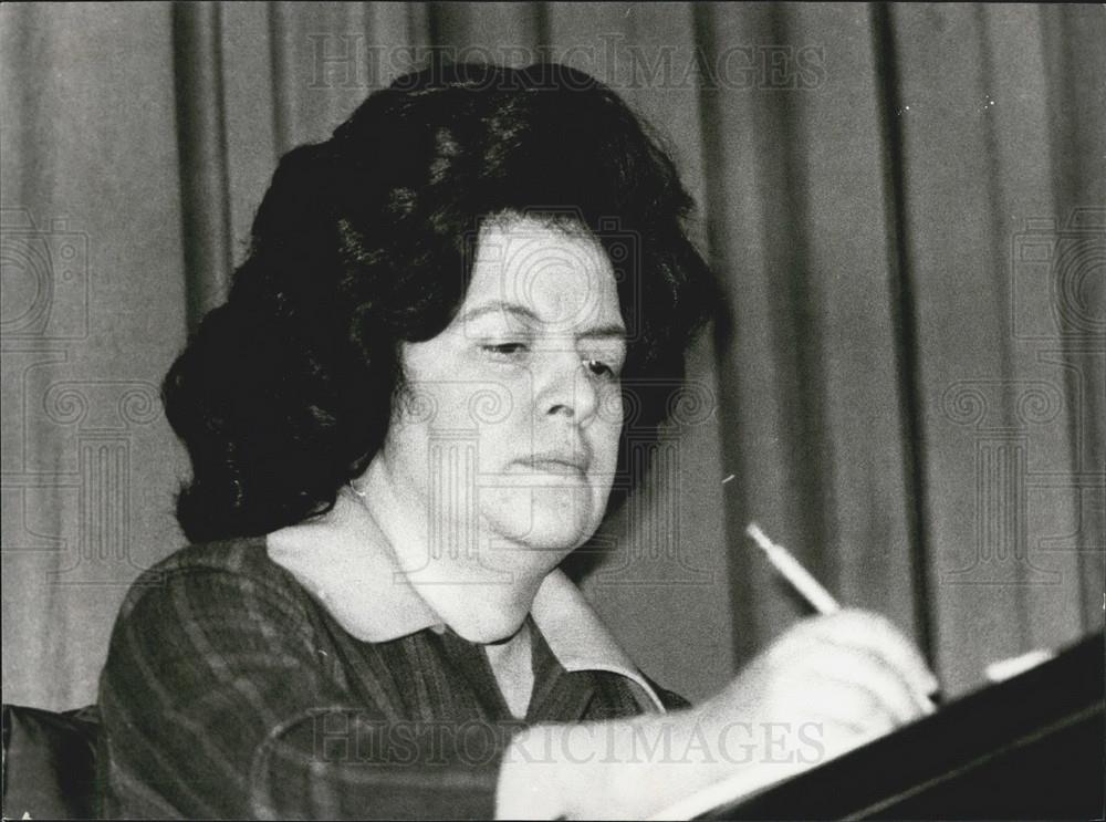 1975 Press Photo Dr Pintassilgo 1st Woman Minister of Social Affairs Portugal - Historic Images