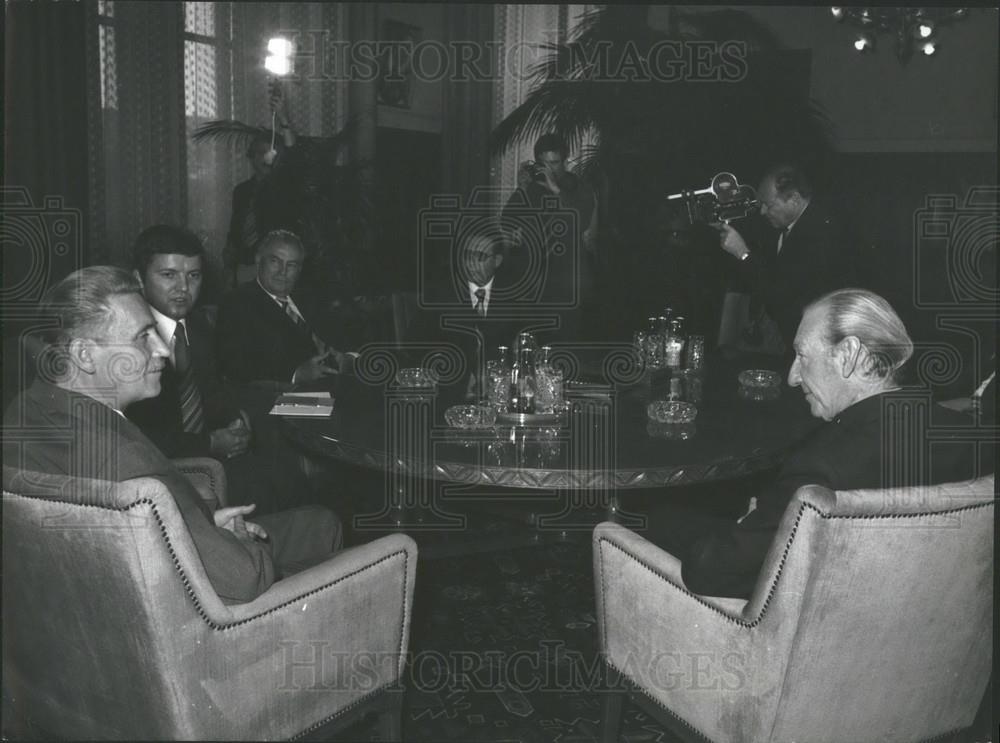 1979 Press Photo UN Sec Gen Kurt Waldheim (r) in  Hungary - Historic Images