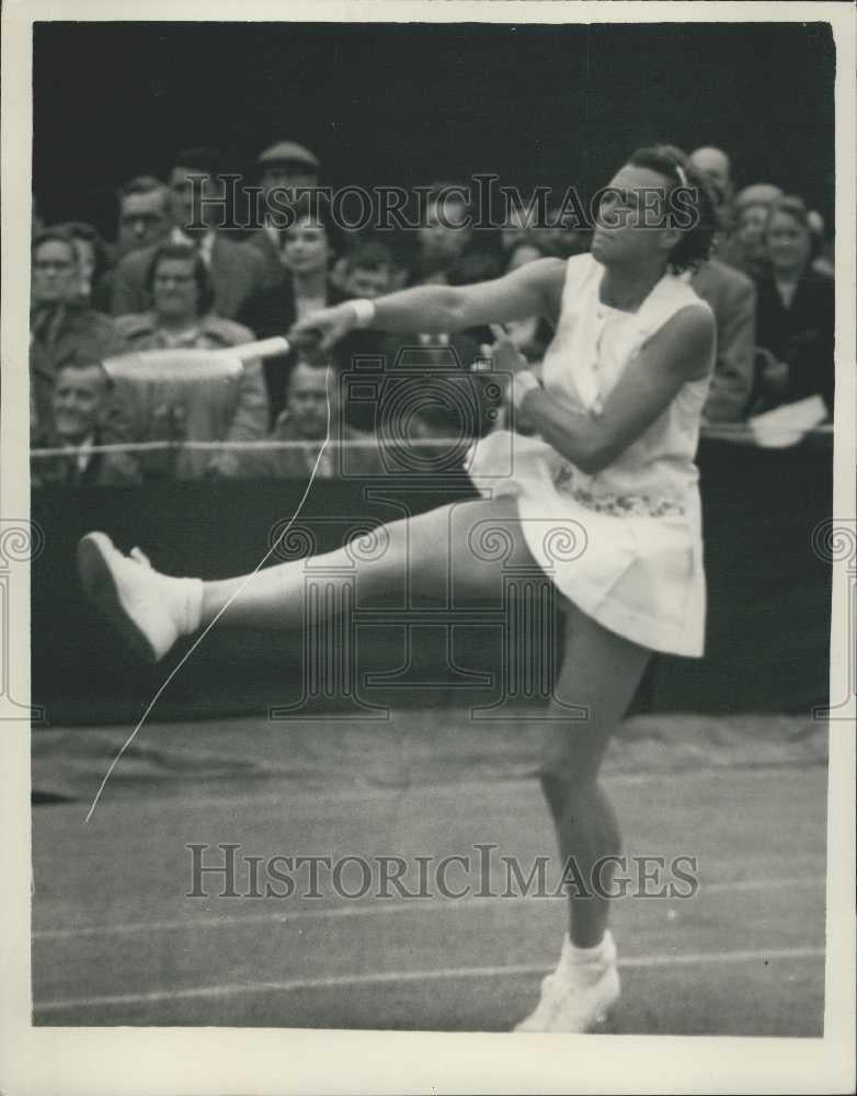 1958 Press Photo Wimbledon Tennis Pat Ward Beats Pageros - Historic Images