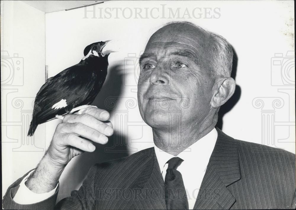 1962 Press Photo Prof. Grzimek talking with his beo bird - Historic Images