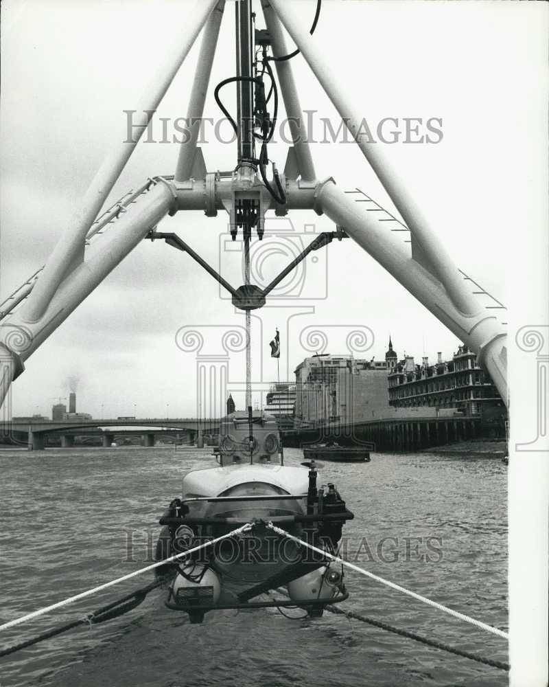 1974 Press Photo Mini-sub Demonstrated In Pool Of London - Historic Images