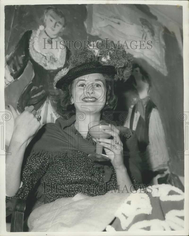 1959 Press Photo Millionaire Gives &quot;Cockney&quot; Housewarming Party - Historic Images